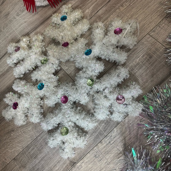 5 Christmas decor bundle present snowman snowflake tinsel sleigh Santa cute π₯° - Picture 4 of 9